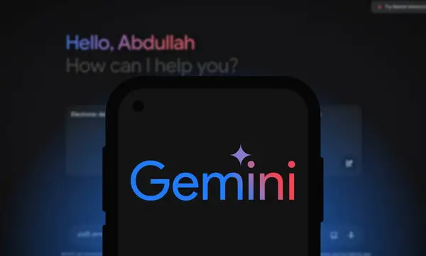 Chittagong, Bangladeş - 07 Eylül 2024: Google Gemini büyük dil modeli Logosu akıllı telefonda gösterilir.