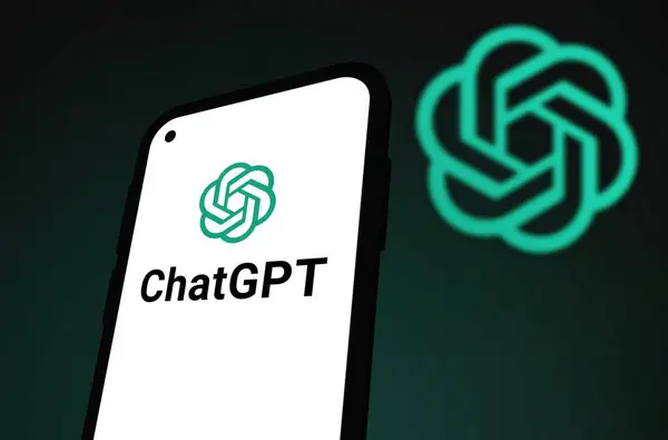 Chittagong, Bangladeş - 07 Eylül 2024: OpenAi ChatGPT logosu akıllı telefonda sergilenmektedir. Yapay zeka şirketi OpenAI