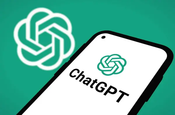 Chittagong, Bangladeş - 07 Eylül 2024: OpenAi ChatGPT logosu akıllı telefonda sergilenmektedir. Yapay zeka şirketi OpenAI