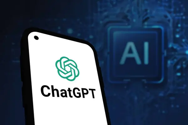 Chittagong, Bangladeş - 07 Eylül 2024: OpenAi ChatGPT logosu akıllı telefonda sergilenmektedir. Yapay zeka şirketi OpenAI