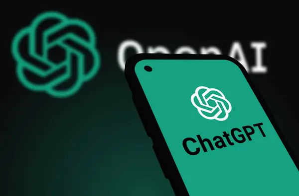 Chittagong, Bangladeş - 07 Eylül 2024: OpenAi ChatGPT logosu akıllı telefonda sergilenmektedir. Yapay zeka şirketi OpenAI