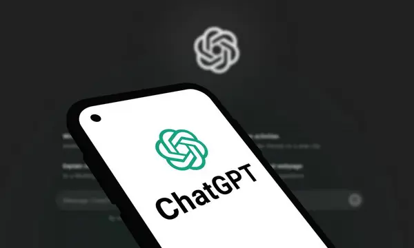 Chittagong, Bangladeş - 07 Eylül 2024: OpenAi ChatGPT logosu akıllı telefonda sergilenmektedir. Yapay zeka şirketi OpenAI