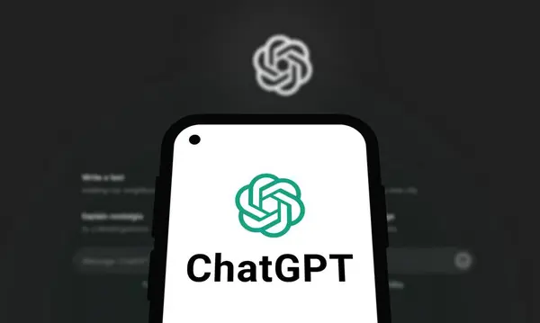 Chittagong, Bangladeş - 07 Eylül 2024: OpenAi ChatGPT logosu akıllı telefonda sergilenmektedir. Yapay zeka şirketi OpenAI
