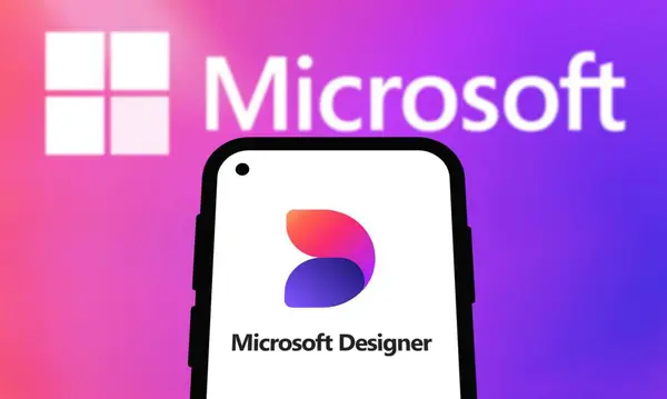 Chittagong, Bangladeş - 07 Eylül 2024: Microsoft Tasarımcı logosu akıllı telefonda sergilenmektedir. Bir Amerikan Yazılım Şirketi..