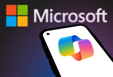 Chittagong, Bangladeş - 21 Eylül 2024: Microsoft Copilot Logo akıllı telefonda sergileniyor.