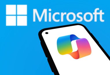 Chittagong, Bangladeş - 21 Eylül 2024: Microsoft Copilot Logo akıllı telefonda sergileniyor.