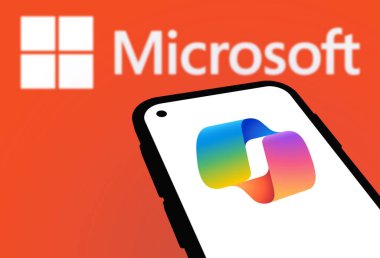 Chittagong, Bangladeş - 21 Eylül 2024: Microsoft Copilot Logo akıllı telefonda sergileniyor.