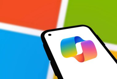 Chittagong, Bangladeş - 21 Eylül 2024: Microsoft Copilot Logo akıllı telefonda sergileniyor.