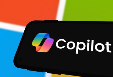 Chittagong, Bangladeş - 21 Eylül 2024: Microsoft Copilot Logo akıllı telefonda sergileniyor.