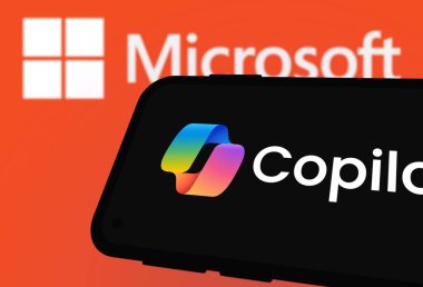 Chittagong, Bangladeş - 21 Eylül 2024: Microsoft Copilot Logo akıllı telefonda sergileniyor.