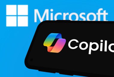 Chittagong, Bangladeş - 21 Eylül 2024: Microsoft Copilot Logo akıllı telefonda sergileniyor.