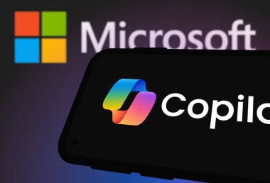 Chittagong, Bangladeş - 21 Eylül 2024: Microsoft Copilot Logo akıllı telefonda sergileniyor.