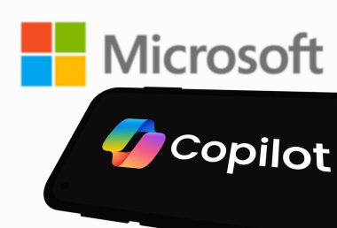 Chittagong, Bangladeş - 21 Eylül 2024: Microsoft Copilot Logo akıllı telefonda sergileniyor.