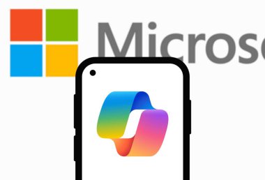 Chittagong, Bangladeş - 21 Eylül 2024: Microsoft Copilot Logo akıllı telefonda sergileniyor.