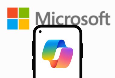 Chittagong, Bangladeş - 21 Eylül 2024: Microsoft Copilot Logo akıllı telefonda sergileniyor.