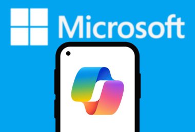 Chittagong, Bangladeş - 21 Eylül 2024: Microsoft Copilot Logo akıllı telefonda sergileniyor.
