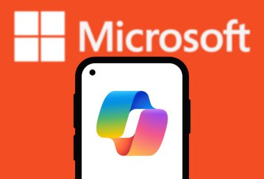 Chittagong, Bangladeş - 21 Eylül 2024: Microsoft Copilot Logo akıllı telefonda sergileniyor.