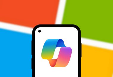 Chittagong, Bangladeş - 21 Eylül 2024: Microsoft Copilot Logo akıllı telefonda sergileniyor.