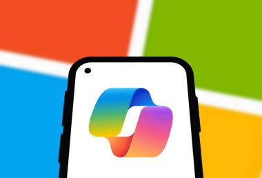 Chittagong, Bangladeş - 21 Eylül 2024: Microsoft Copilot Logo akıllı telefonda sergileniyor.