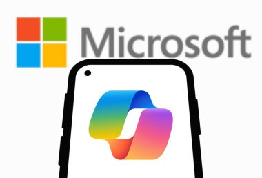 Chittagong, Bangladeş - 21 Eylül 2024: Microsoft Copilot Logo akıllı telefonda sergileniyor.