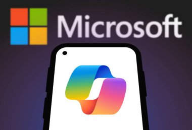 Chittagong, Bangladeş - 21 Eylül 2024: Microsoft Copilot Logo akıllı telefonda sergileniyor.