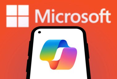 Chittagong, Bangladeş - 21 Eylül 2024: Microsoft Copilot Logo akıllı telefonda sergileniyor.