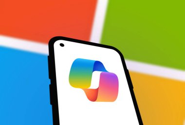 Chittagong, Bangladeş - 21 Eylül 2024: Microsoft Copilot Logo akıllı telefonda sergileniyor.