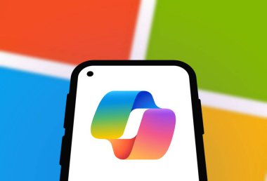 Chittagong, Bangladeş - 21 Eylül 2024: Microsoft Copilot Logo akıllı telefonda sergileniyor.