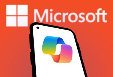 Chittagong, Bangladeş - 21 Eylül 2024: Microsoft Copilot Logo akıllı telefonda sergileniyor.