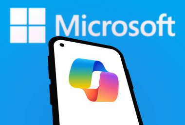 Chittagong, Bangladeş - 21 Eylül 2024: Microsoft Copilot Logo akıllı telefonda sergileniyor.