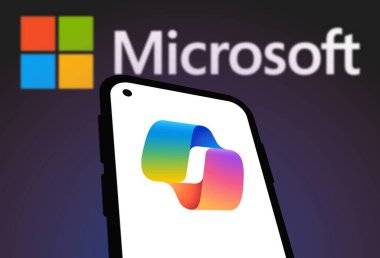 Chittagong, Bangladeş - 21 Eylül 2024: Microsoft Copilot Logo akıllı telefonda sergileniyor.