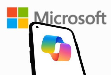 Chittagong, Bangladeş - 21 Eylül 2024: Microsoft Copilot Logo akıllı telefonda sergileniyor.