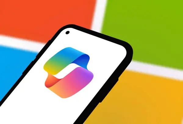 Chittagong, Bangladeş - 21 Eylül 2024: Microsoft Copilot Logo akıllı telefonda sergileniyor.