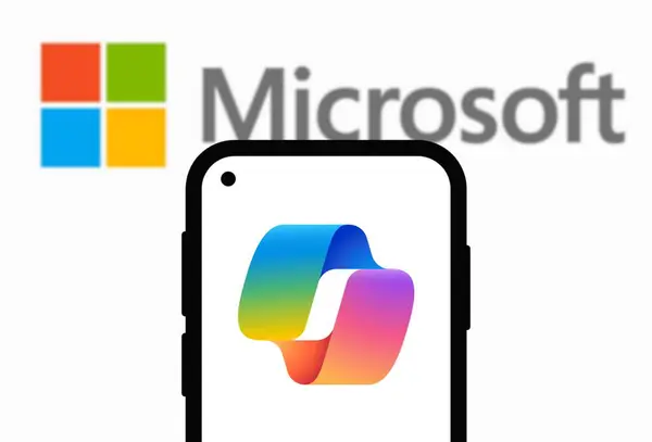 Chittagong, Bangladeş - 21 Eylül 2024: Microsoft Copilot Logo akıllı telefonda sergileniyor.