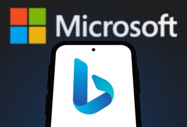 Chittagong, Bangladeş - 25 Eylül 2024: Microsoft Bing Logosu akıllı telefonda gösteriliyor.