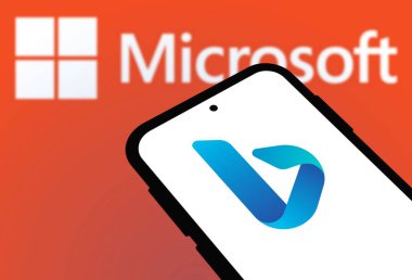 Chittagong, Bangladeş - 25 Eylül 2024: Microsoft Bing Logosu akıllı telefonda gösteriliyor.