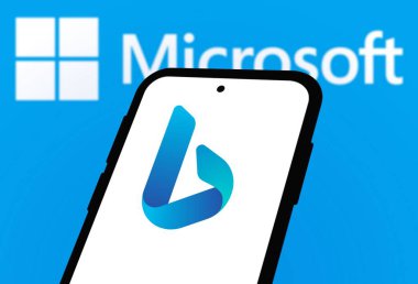 Chittagong, Bangladeş - 25 Eylül 2024: Microsoft Bing Logosu akıllı telefonda gösteriliyor.
