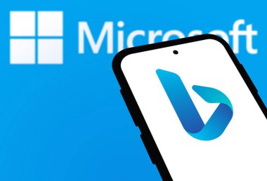 Chittagong, Bangladeş - 25 Eylül 2024: Microsoft Bing Logosu akıllı telefonda gösteriliyor.