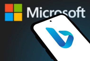 Chittagong, Bangladeş - 25 Eylül 2024: Microsoft Bing Logosu akıllı telefonda gösteriliyor.