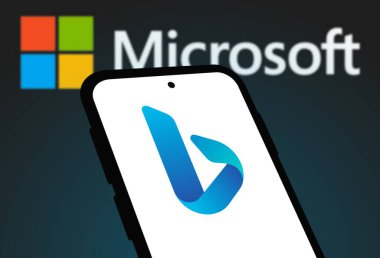 Chittagong, Bangladeş - 25 Eylül 2024: Microsoft Bing Logosu akıllı telefonda gösteriliyor.
