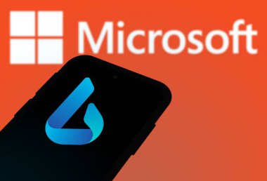 Chittagong, Bangladeş - 25 Eylül 2024: Microsoft Bing Logosu akıllı telefonda gösteriliyor.