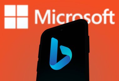 Chittagong, Bangladeş - 25 Eylül 2024: Microsoft Bing Logosu akıllı telefonda gösteriliyor.