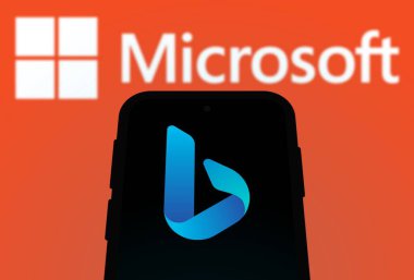 Chittagong, Bangladeş - 25 Eylül 2024: Microsoft Bing Logosu akıllı telefonda gösteriliyor.