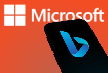 Chittagong, Bangladeş - 25 Eylül 2024: Microsoft Bing Logosu akıllı telefonda gösteriliyor.