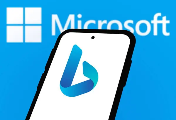 Chittagong, Bangladeş - 25 Eylül 2024: Microsoft Bing Logosu akıllı telefonda gösteriliyor.