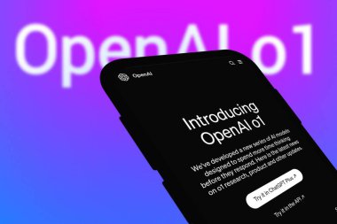 Chittagong, Bangladeş - 27 Eylül 2024: ChatGPT, OpenAi o1 büyük dil modeli Logo, OpenAl o1 tanıtımı ile akıllı telefonda sergilenmektedir..