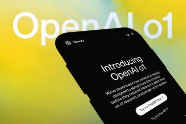 Chittagong, Bangladeş - 27 Eylül 2024: ChatGPT, OpenAi o1 büyük dil modeli Logo, OpenAl o1 tanıtımı ile akıllı telefonda sergilenmektedir..