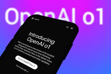 Chittagong, Bangladeş - 27 Eylül 2024: ChatGPT, OpenAi o1 büyük dil modeli Logo, OpenAl o1 tanıtımı ile akıllı telefonda sergilenmektedir..