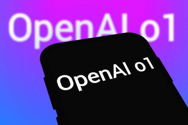 Chittagong, Bangladeş - 27 Eylül 2024: ChatGPT, OpenAi o1 büyük dil modeli Logo, OpenAl o1 tanıtımı ile akıllı telefonda sergilenmektedir..