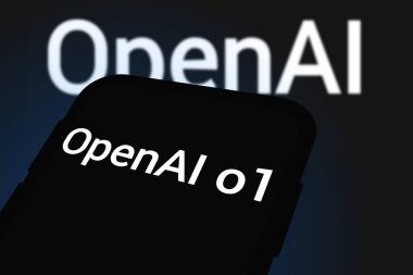 Chittagong, Bangladeş - 27 Eylül 2024: ChatGPT, OpenAi o1 büyük dil modeli Logo, OpenAl o1 tanıtımı ile akıllı telefonda sergilenmektedir..